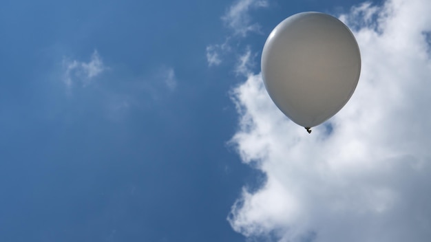 palloncino bianco nell'aria, nel cielo