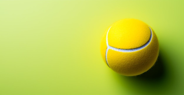 Palloncino da tennis giallo su sfondo isolato immagine generata dall'AI