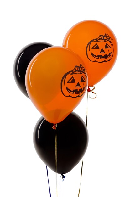 Palloncino di elio arancione e nero di Halloween isolato su priorità bassa bianca