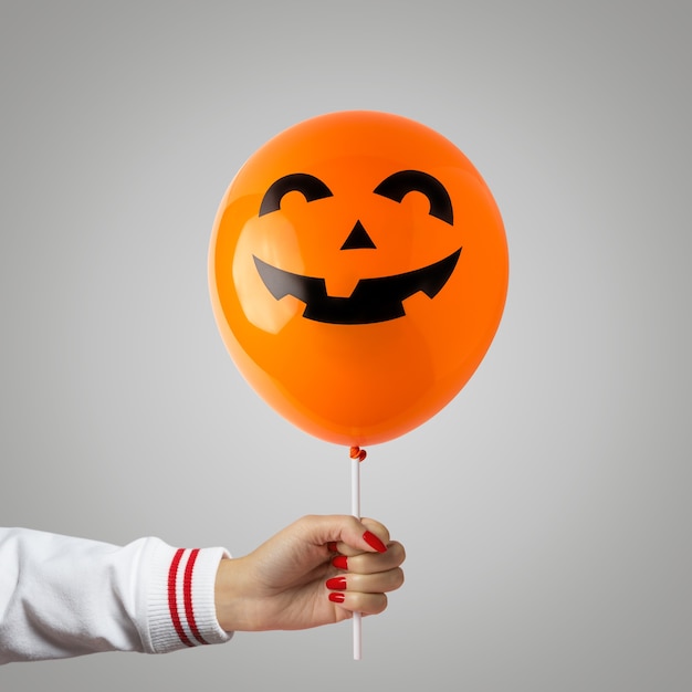 Palloncino di Halloween su uno sfondo grigio