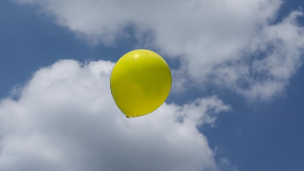 palloncino giallo nel cielo con le nuvole