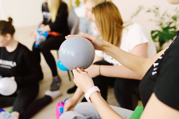 Palloncino nella mano della ragazza che lo gonfia.