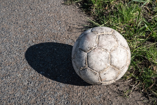 Pallone da calcio bianco invecchiato