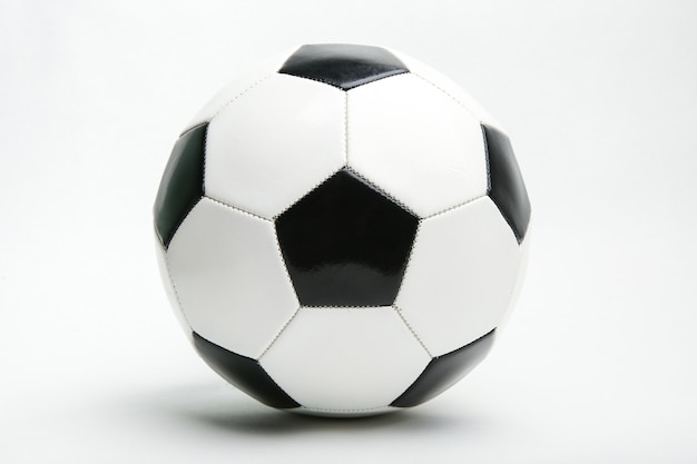 pallone da calcio classico su sfondo bianco