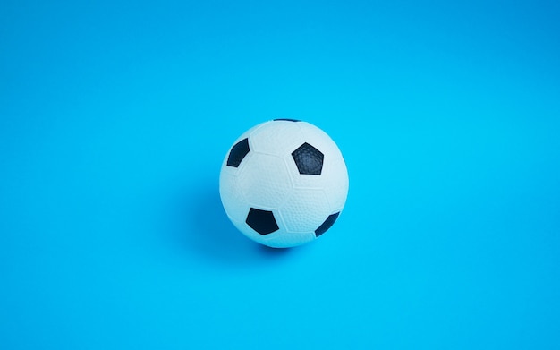 Pallone da calcio classico su sfondo blu