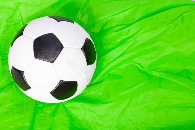 Pallone da calcio classico su sfondo verde