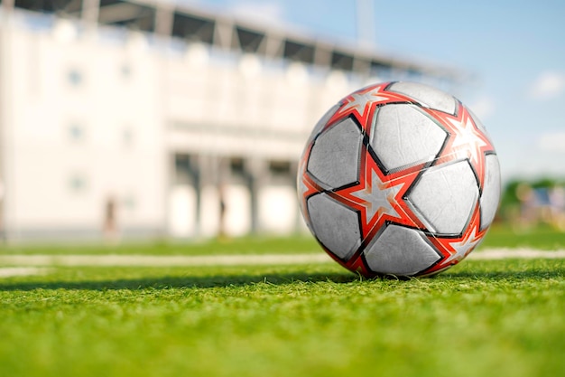 Pallone da calcio con stelle su erba artificiale verde del campo di calcio