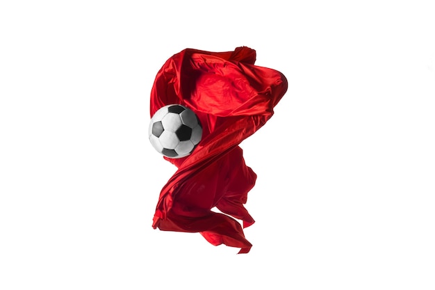 Pallone da calcio e panno rosso trasparente elegante liscio isolato o separato su fondo bianco.