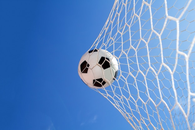 Pallone da calcio in porta durante il torneo.