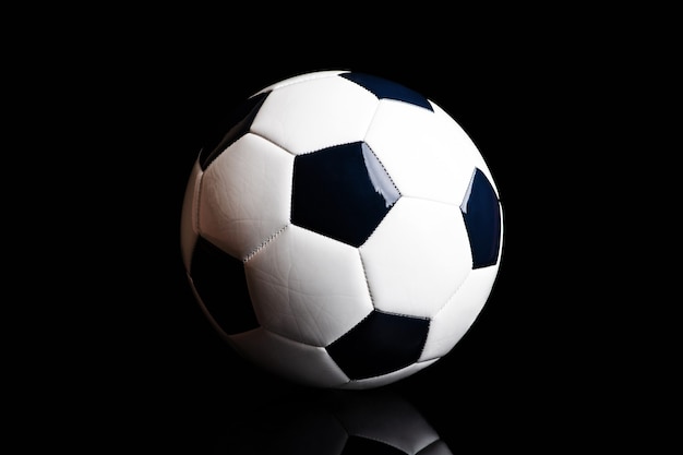 Pallone da calcio isolato sul nero