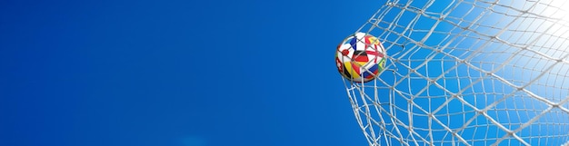 Pallone da calcio nella rete di un obiettivo Concetto di calcio