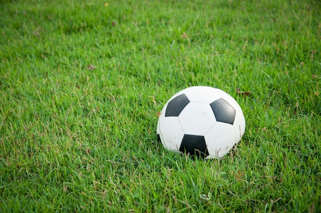 Pallone da calcio sgonfiato su erba