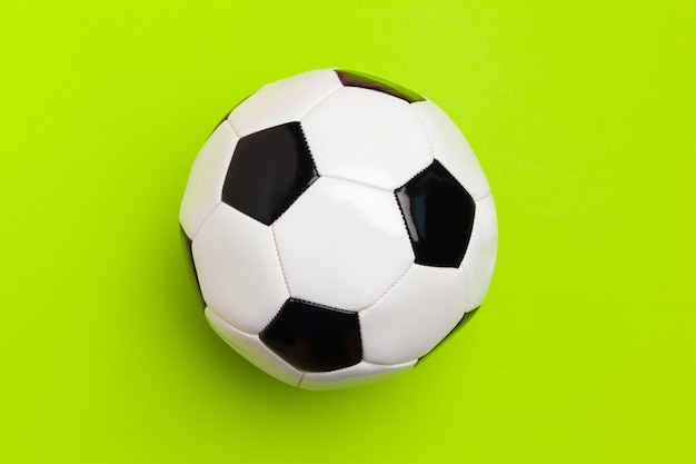 Pallone da calcio su un colore