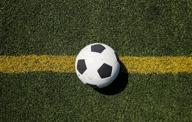 pallone da calcio sul campo di calcio