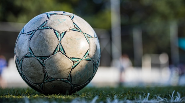 Pallone da calcio sul campo isolato con lo spazio della copia nella carta da parati sfondo sfocato