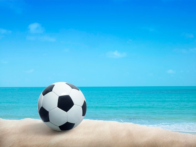 Pallone da calcio sulla spiaggia sabbiosa dopo la partita