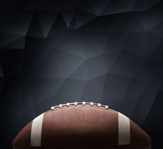 Pallone da football americano su sfondo poligonale