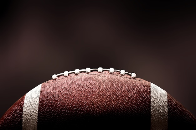 Pallone da football americano su sfondo scuro