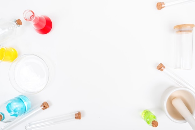 Pallone di chimica del laboratorio di scienze vista dall'alto con fiaschi di becher e provette riempite con liquidi colorati