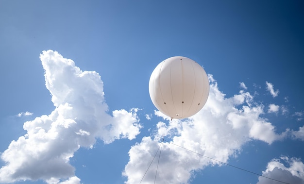 Pallone gonfiabile gigante bianco adatto per pubblicità con logo del marchio Anniversario del marchio