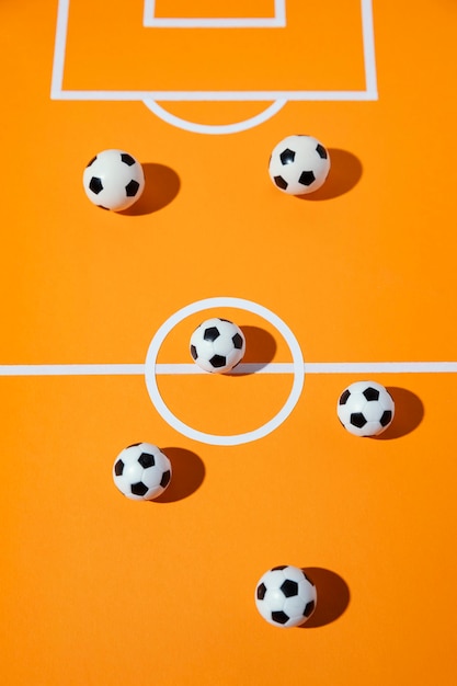 Palloni da calcio sul campo minima natura morta