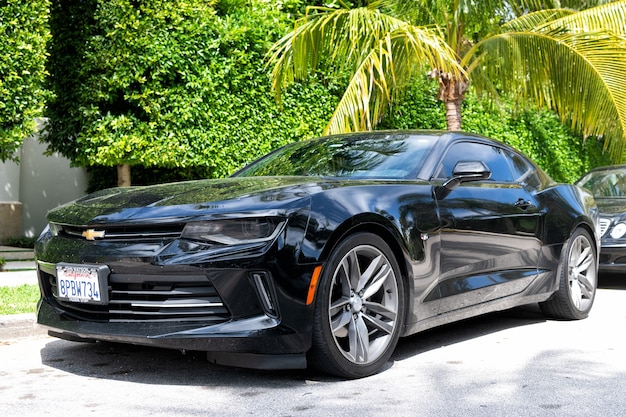 Palm Beach, Florida USA - 21 marzo 2021: auto di lusso nera Chevrolet Camaro parcheggiata a Palm Beach, Stati Uniti d'America. vista d'angolo basso.