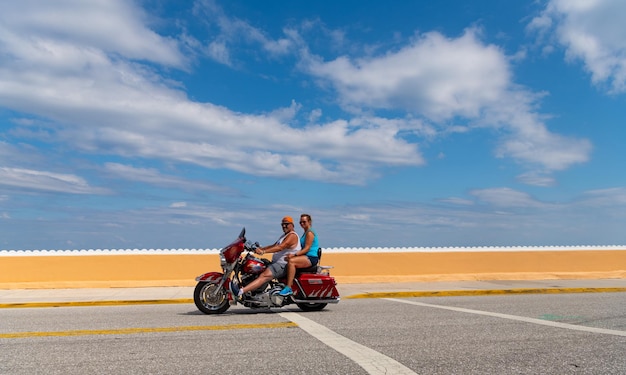 Palm Beach Florida USA 21 marzo 2021 HarleyDavidson Road King bici su strada con vista laterale sulla spiaggia di Palm