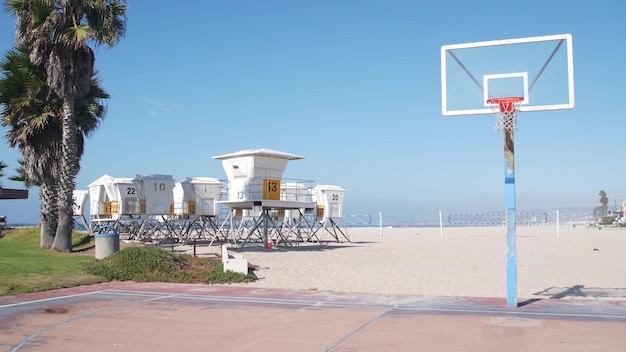 Palme e campo sportivo da basket o corte sulla spiaggia della costa della California negli Stati Uniti