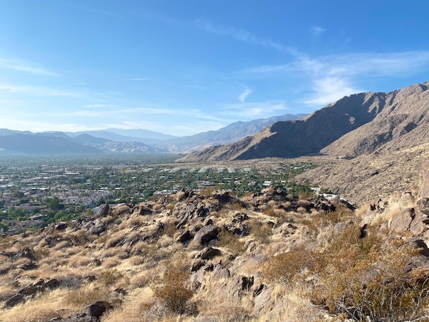 Palms Springs vista con cielo blu dalla cima della montagna USA