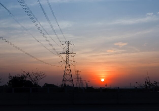 Palo alta tensione con sole.