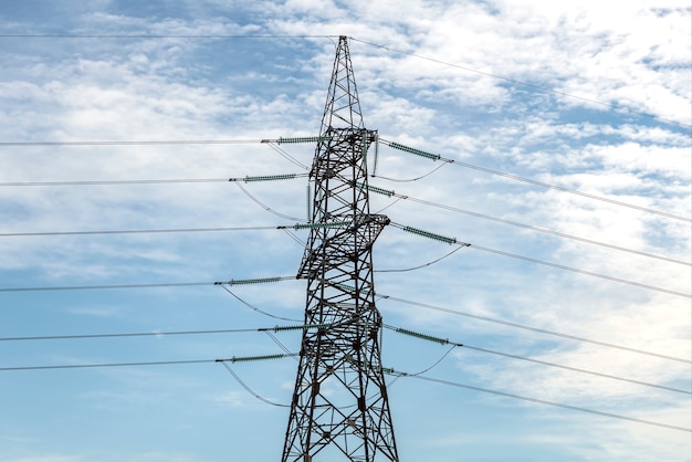 Palo della rete elettrica del pilastro ad alta tensione contro il cielo uso di elettricità della torre ad alta tensione e...