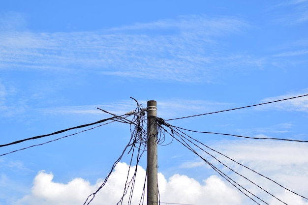 Palo di alimentazione con cielo blu