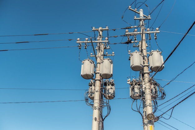 Palo di elettricità con trasformatore in Giappone.