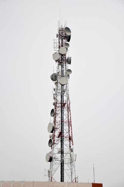 Palo di telecomunicazione o torre di telefonia mobile o sistemi di trasmissione