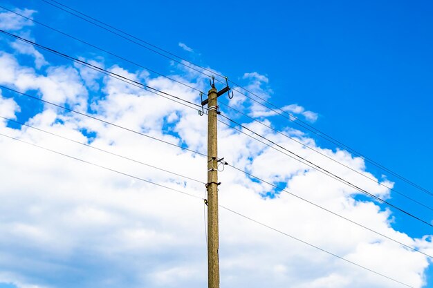 Palo elettrico con filo di linea su sfondo colorato vicino