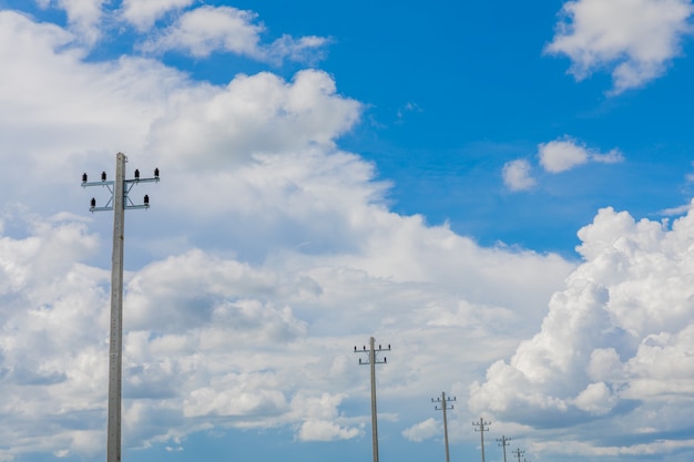 Palo elettrico nel cielo blu