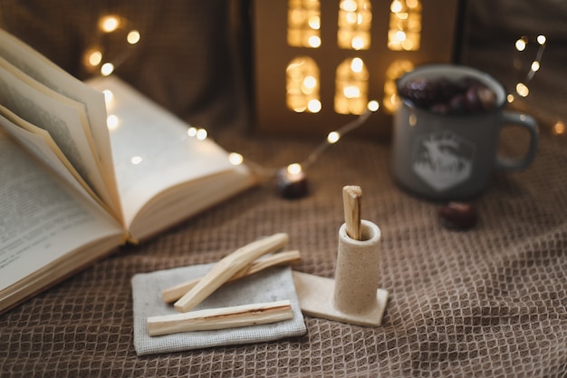 Palo Santo bastone di legno in fiamme con fumo in un bellissimo candelabro