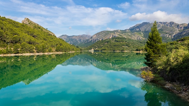 Palude di Guadalest in una giornata di sole con riflessi nell'acqua