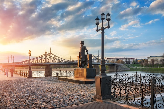 Pamatnik poetu Puskinu v Tveri i zakat Monumento al poeta Pushkin a Tver e tramonto