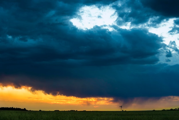 Pampas drammatica tempesta paesaggio La Pampa Provincia Patagonia Argentina