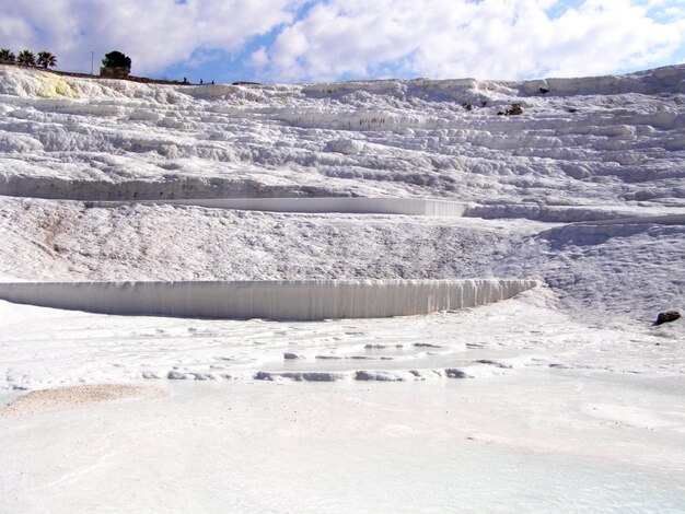 Pamukkale acque termali con le rocce bianche.