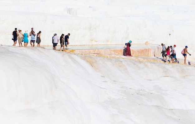 Pamukkale Turchia 14 agosto 2015 turisti su Pamukkale Piscine e terrazze di travertino Pamukkale è famoso patrimonio mondiale dell'UNESCO in Turchia