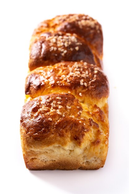 Pan brioche intrecciato isolato