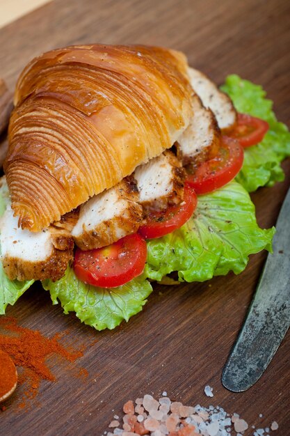 Pan brioche salato croissant con petto di pollo