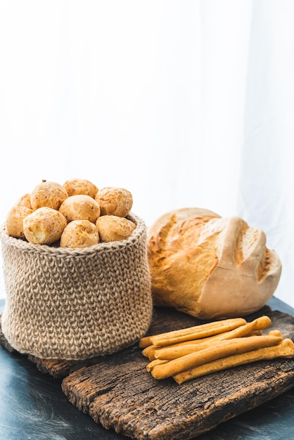 Pan casero con grisine e patatine fritte di panaderia