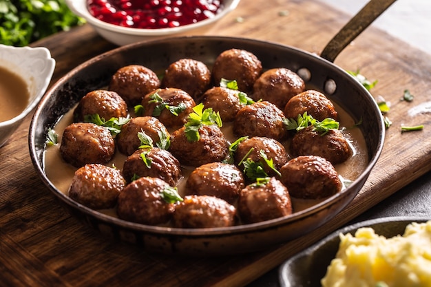 Pan con polpette di kottbullar appena fatte in salsa.