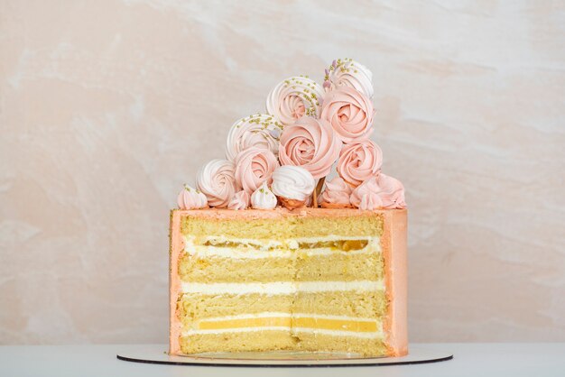 Pan di Spagna a strati con tenera decorazione. Torta di compleanno.