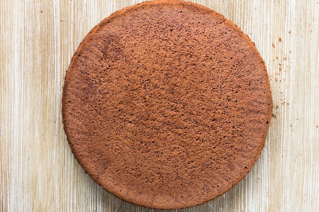 Pan di Spagna al cioccolato sullo sfondo di legno Vista dall'alto