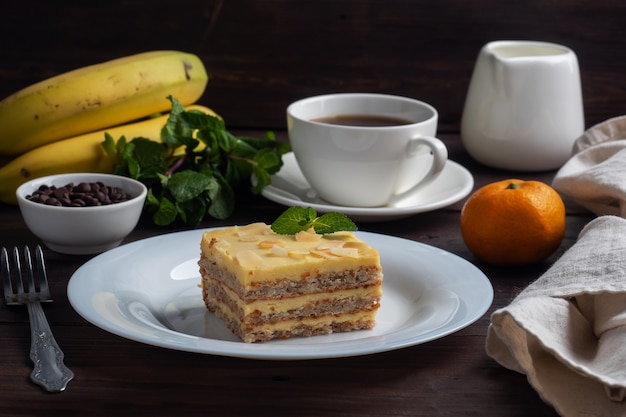 Pan di Spagna alla banana con noci e menta. Delizioso dessert dolce per il tè