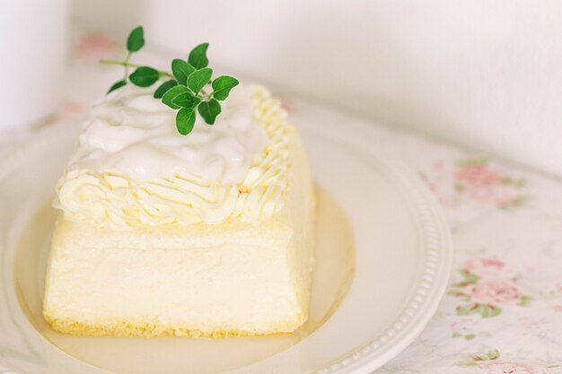 Pan di spagna alla vaniglia appena sfornato glassa con panna montata da latte con salsa di budino al cocco giovane.